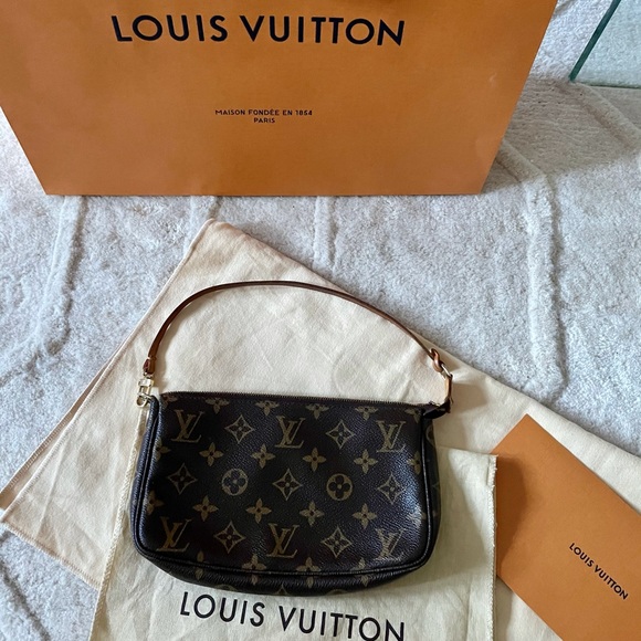 LOUIS VUITTON
Monogram Pochette - Picture 2 of 7